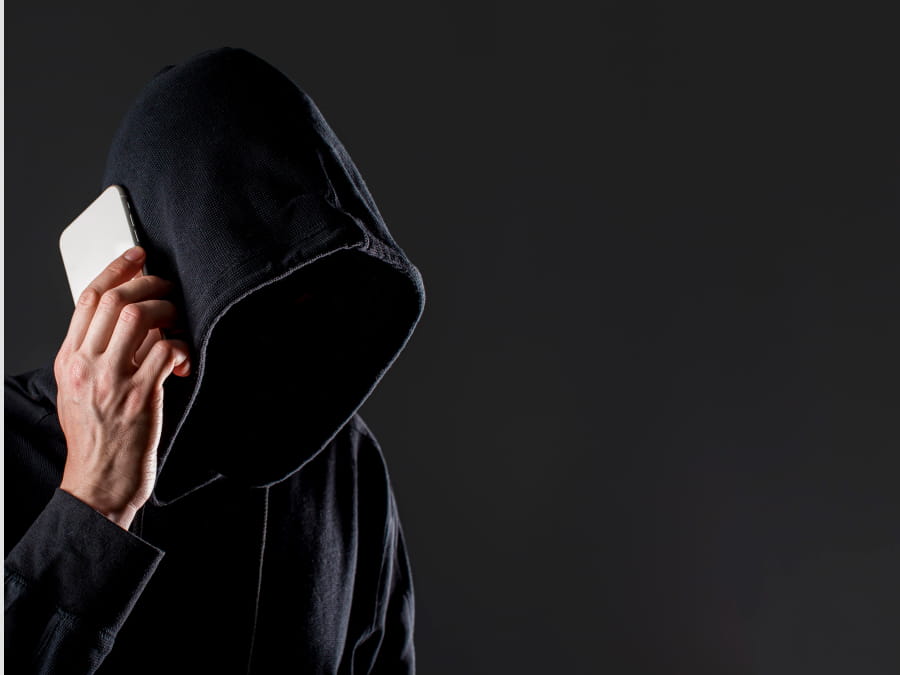 Мошенник звонит по телефону и пытается получить банковские данные