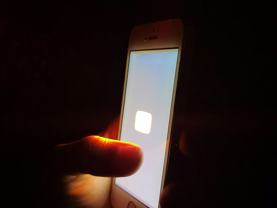 Интерфейс мобильного приложения на экране смартфона